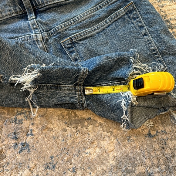 Gap High Rise Cheeky Short in Sz 6/28. Button Closure, Distressed, Raw Hem - Picture 4 of 4